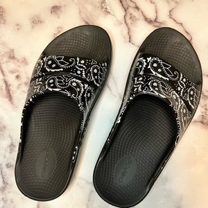 Oofos womens slide sandals